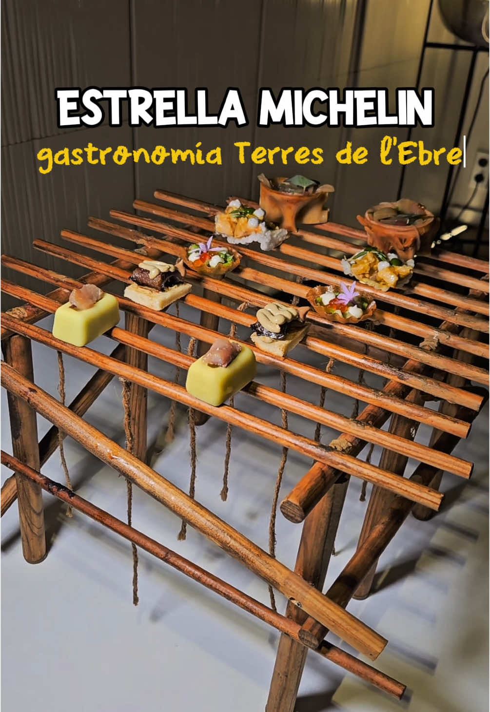 Restaurante galardonado con Estella Michelin entre 2016 y 2024! ⭐️ 🐴 XERTA es un restaurante de cocina de autor basada inspirada en la gastronomía de las Terres de l'Ebre.  🤤Probamos su menú que incluye: aperitivos de chef, la ventresca de atún, mojama y ventresca curada Balfego, la tripa de bacalao al pil pil con butifarra y alubias del Ganxet, los gnocchi de patatas con pulpitos y salsa de parmesano y la cigala con huevo pato, crema de cigala y espuma de parmentier trufada, Como plato estrella tenéis el arroz de langosta de las Islas Columbretes y el chuletón madurado 45 días con verduras.  De postre probamos su versión del Mel i mató y para acabar los petit fours. 🍽️ Puedes elegir a la carta o disfrutar de sus menús degustación: 	•	Menú degustación: 135€ 	•	Menú de producto: 105€ 	•	Menú Delta: 75€ 	•	Menú de temporada: 55€ Con opción de maridaje de vinos.  📸 @xertarestaurant 📌 C/ de Còrsega 289, Barcelona  🍽️ Mediterránea  #restaurantesbarcelona #barcelona #xerta #estrellamichelin #terresdelebre