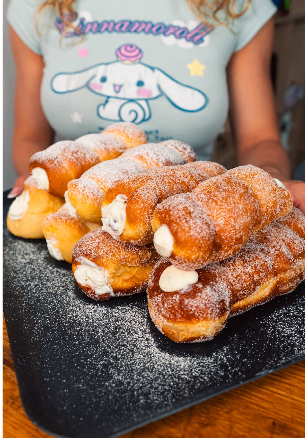 Cartocci Siciliani 🪵🥛 FIT vs FRIT ✨ Dopo averli mangiati in Sicilia non ci abbiamo dormito la notte: dovevamo replicarli 🤤. Mancava il tocco magico di QUELLA ricotta, ma erano comunque buonissimi ❤️ Lascia un like e condividi il video per supportarci ❤️ Per 12 cartocci medi: 	•	500g farina per pane/pizza/focaccia (≥13g proteine, anche manitoba) 	•	300ml latte scremato 	•	1 uovo 	•	25g lievito fresco di birra 	•	10ml olio 	•	9g sale 	•	5g malto diastasico (opz., ma aiuta) 	•	0,1g sucralosio (o 60g zucchero) o dolcificante a piacere  Per spennellare: 1 uovo + 50ml latte Ripieno: 	•	1kg ricotta di pecora (o quella che hai) 	•	50g gocce di cioccolato 	•	0,3g sucralosio (o 180g zucchero) o dolcificante a piacere Procedimento: Prepara il thangzong: scalda 25g farina + 125ml latte finché addensa; versa in ciotola, copri e fai raffreddare tutta la notte (opz., ma rende più soffici). Impasta in planetaria (o a mano) con gli altri ingredienti finché si forma la massa. Dai un giro di pieghe, riposa coperto 20–25 min (fino a quasi raddoppio) e dividi in 12 palline (6 se li vuoi giganti). Riposa altri 10–15 min, ricava filoncini (se resistono, aspetta qualche min: non forzare l’elasticità) e attorciglia sui cilindri (ricreabili in casa con carta stagnola). Riposa coperti in teglia (pellicola o panno umido) fino a raddoppio (~30 min) mentre preriscaldi il forno a 180°. Intanto prepara la ricotta: setacciala (se ruvida), mescola con dolcificante e gocce e mettila in sac à poche. Forno: spennella (uovo+latte) e cuoci 12–13 min a 180° (fino a doratura) con una tazza d’acqua bollente in forno per più sofficità. Oppure friggi: olio a 175° (arachidi o girasole alto oleico) fino a doratura, bagnando la superficie con olio bollente e girando a metà; poi tampona con carta assorbente per togliere l’eccesso. Tira fuori, lascia raffreddare, farcisci con la ricotta, passa nello zucchero o spolvera a velo… e godi fortissimo 🤤 #cartocci #ricetta #ricettefit #sicilia #senzazucchero 