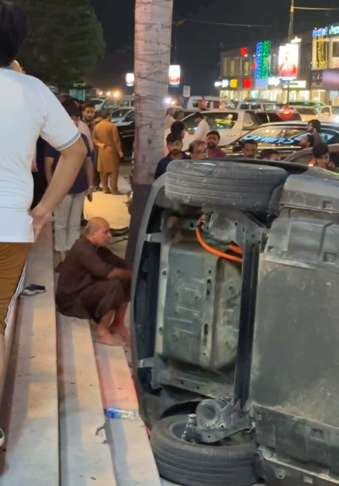 Horrible accident at MALL Sialkot cantt 🥲 #foryou #pakistan #sialkot #viral #foru 