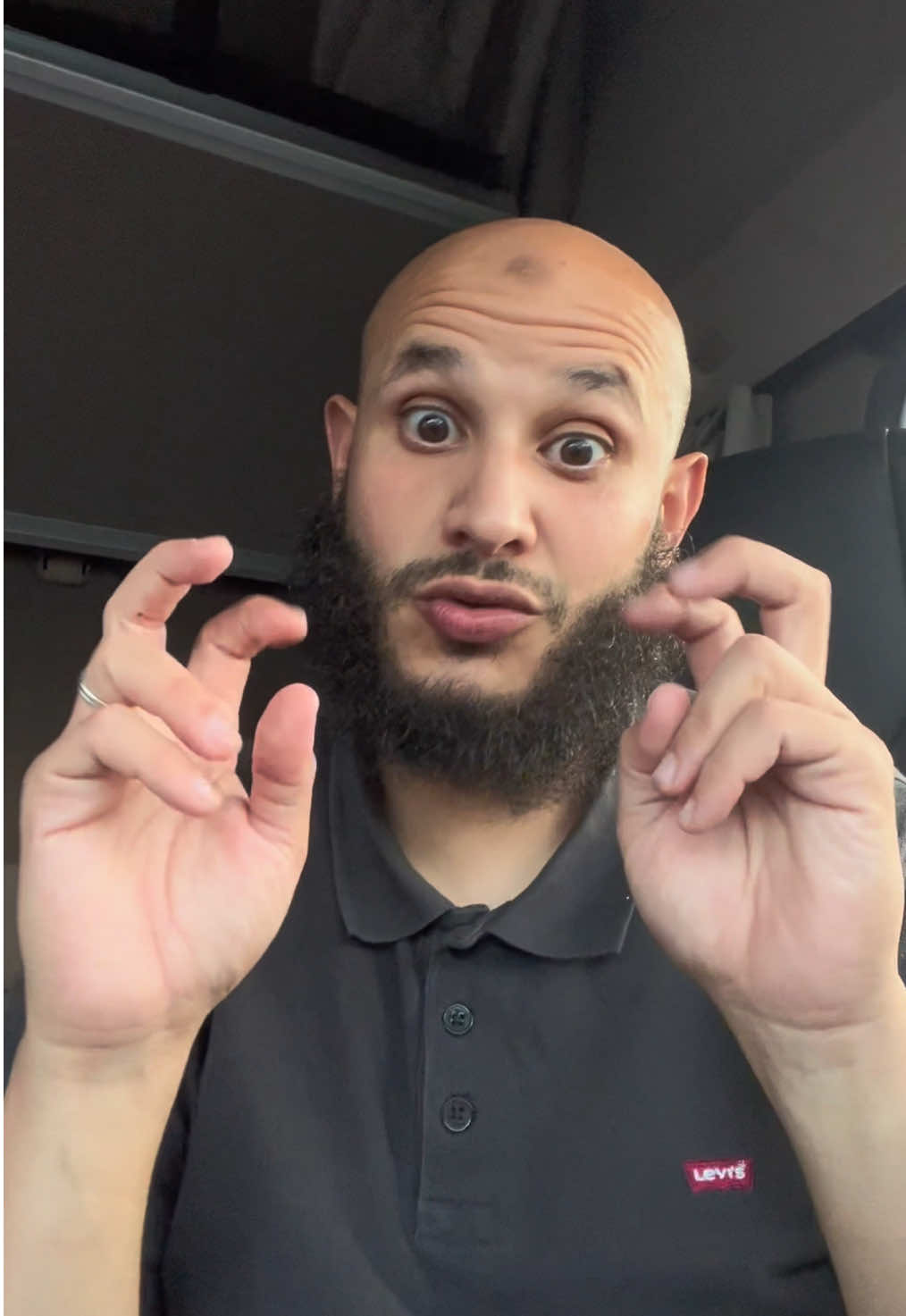 Abdallah ibn 'Amr et Jâbir ibn 'Abdillah (qu'Allah les agrée) relatent : « Le musulman est celui dont les musulmans sont à l’abri de sa langue et de sa main, et l'émigrant est celui qui fuit ce qu’Allah a interdit. » Abû Mûsâ (qu’Allah l’agrée) a dit : « J’ai demandé : Ô Messager d’Allah ! Quel est le musulman le plus émérite ? - Il répondit : Celui dont les musulmans sont à l’abri du mal de sa langue et de sa main. »   [Authentique] - [Rapporté par Al-Bukhârî et Muslim] D'après Abou Ghalib, Abou Oumama Al Bahili (qu'Allah l'agrée) a dit concernant les khawarijs(*): « Ce sont les plus mauvais qui ont été tué sous les cieux, et les meilleurs tués sont ceux que eux ont tué. Ils sont les chiens de l'enfer, ils étaient certes musulmans et sont devenus mécréants ». J'ai dit: Ô Abou Oumama ! Ceci est une chose que tu dis ? Il a dit: Je l'ai plutôt entendue du Messager d'Allah (que la prière d'Allah et Son salut soient sur lui). (Rapporté par Ibn Maja dans ses Sounan n°176 et authentifié par Cheikh Albani dans sa correction de Sounan Ibn Maja) (*) Les khawarijs sont une secte égarée qui jugent comme mécréants les gens qui commettent des grands péchés et ils se révoltent contre les gouverneurs musulmans. Les savants contemporains disent que le groupe daesh est un groupe de khawarijs. D'après Zayd Ibn Wahb Al Jouhni : J'étais dans l'armée qui était avec 'Ali Ibn Abi Talib (qu'Allah l'agrée) et se rendait vers les Khawarijs. (1) 'Ali Ibn Abi Talib (qu'Allah l'agrée) a dit: Ô vous les gens! J'ai certes entendu le Prophète (que la prière d'Allah et Son salut soient sur lui) dire: « Il va sortir de ma communauté des gens qui vont lire le Coran et votre lecture ne sera rien comparée à leur lecture. Votre prière ne sera rien comparée à leur prière. Votre jeûne ne sera rien comparé à leur jeûne. Ils vont lire le Coran et croiront qu'il va dans leur sens alors qu'il est contre eux. Leur prière ne va pas dépasser leurs gorges, ils sortent de l'Islam comme la flèche sort de l'animal qu'elle a transpercée ». (2) Si l'armée qui va les combattre savait ce qui leur a été promis par la langue de leur Prophète (que la prière d'Allah et son salut soient sur lui) (3), ils ne cesseraient d'oeuvrer. (4) (Rapporté par Abou Daoud dans ses Sounan n°4768 et authentifié par Cheikh Albani dans sa correction de Sounan Abi Daoud) (1) Les Khawarijs sont une secte égarée dont les principaux égarements sont: - le fait de juger les gens qui commettent des grands péchés comme étant des mécréants. - le fait de se rebeller et de prendre les armes contre les gouverneurs musulmans. Les savants contemporains disent que les groupes comme Al Qa'ida ou Daesh sont des Khawarijs. (2) C'est-à-dire comme la flèche qui a été tirée avec force transperce l'animal sur laquelle elle a été tirée lors de la chasse. (3) C'est-à-dire comme récompenses. (4) C'est-à-dire qu'ils se reposeraient uniquement sur le combat contre les khawarijs compte tenu de la grande récompense qui attend ceux qui les combattent et ils délaisseraient les autres oeuvres de piété. #islamic_video #rappels_islam #musulman #11 #septembre 