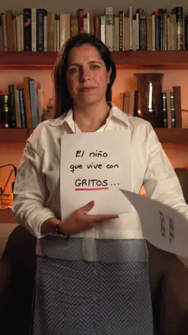 🌱 Tus acciones son semillas… y el corazón de tu hijo es el terreno donde germinan. No me refiero al niño que miente, pega o grita por la etapa que atraviesa, sino a algo mucho más profundo: lo que tú, con cada palabra, cada gesto y cada silencio, estás sembrando en su interior. Porque todo lo que vive, lo aprende. Si siembras amor, paciencia y respeto, en su corazón crecerá la confianza y la seguridad. Si siembras gritos, golpes y miedo, crecerá la desconfianza, la inseguridad y el dolor. Lo que hoy para ti puede parecer “un momento de enojo” o “algo que se olvida rápido”, para tu hijo puede ser una marca permanente en la manera en que se ve a sí mismo y en cómo tratará a los demás. 💡 Cada abrazo sincero, cada límite puesto con respeto, cada disculpa ofrecida cuando te equivocas… es una semilla que se convertirá en raíces fuertes. Cada palabra hiriente, cada reacción impulsiva, cada indiferencia… es una semilla que también crecerá, pero dará frutos que tal vez no quieras ver. El futuro de tu hijo no se construye de un solo momento, sino de miles de micro-momentos que vives con él todos los días. Por eso, lo que hoy siembres… lo cosecharás mañana. 💬 Cuéntame en los comentarios: ¿Qué semillas quieres dejarle? 🙌 Etiqueta a quien necesite reflexionar sobre esto antes de seguir plantando sin darse cuenta.