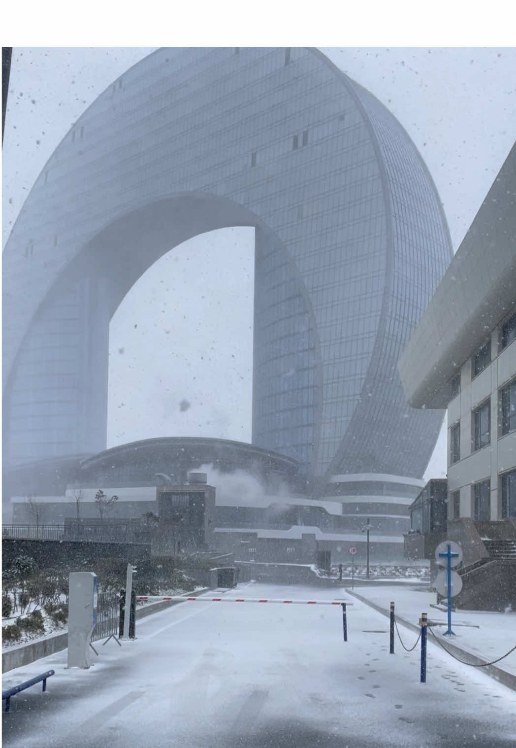 Snow in Baku? ☃️❄️ @ismvbe Do you think we’ll see snow again this winter? ⤵️ (or should we just enjoy these rare white vibes while they last?) 🤍 📩 DM for Baku tours 🎥 All shots by @ismayilmemmedli1 #baku #azerbaijan #ismvbe #bakusnow #wintervibes    