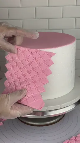🎥✨ *Hoy te muestro cómo hago esta hermosa decoración en fondant… ¡No sabes cuánto amor le pongo a cada detalle!*   Si este contenido te inspira, *apóyame con un like 👍🏼, guarda este video para consultarlo luego y compártelo con alguien que ame la repostería tanto como tú.*   Tu apoyo hace posible que siga creando contenido educativo, gratuito y con mucho corazón.   Gracias por estar aquí siempre 💕🍰 ¿Quieres aprender conmigo paso a paso? Tenemos cursos Online y presenciales disponibles. Escríbeme al WhatsApp:   *+58-424-4099828 / +1-829-9334589* #DecoracionEnFondant   #ReposteriaCreativa   #cursosdereposteria  #CakesLatinos   #PasteleriaLatina                                                                    