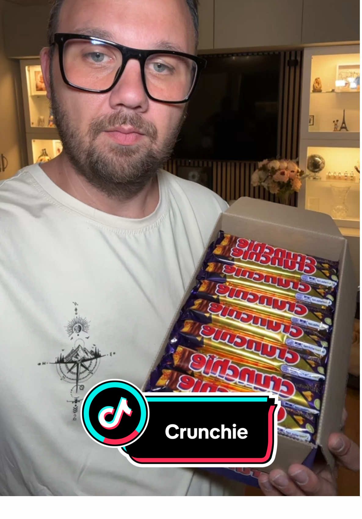 ✨ Bite into golden honeycomb covered in smooth Cadbury milk chocolate – that Friday feeling in every crunch! 🍯🍫 #CadburyCrunchie #ChocolateLovers #SweetTreats #TikTokMadeMeBuyIt #SnackTok 