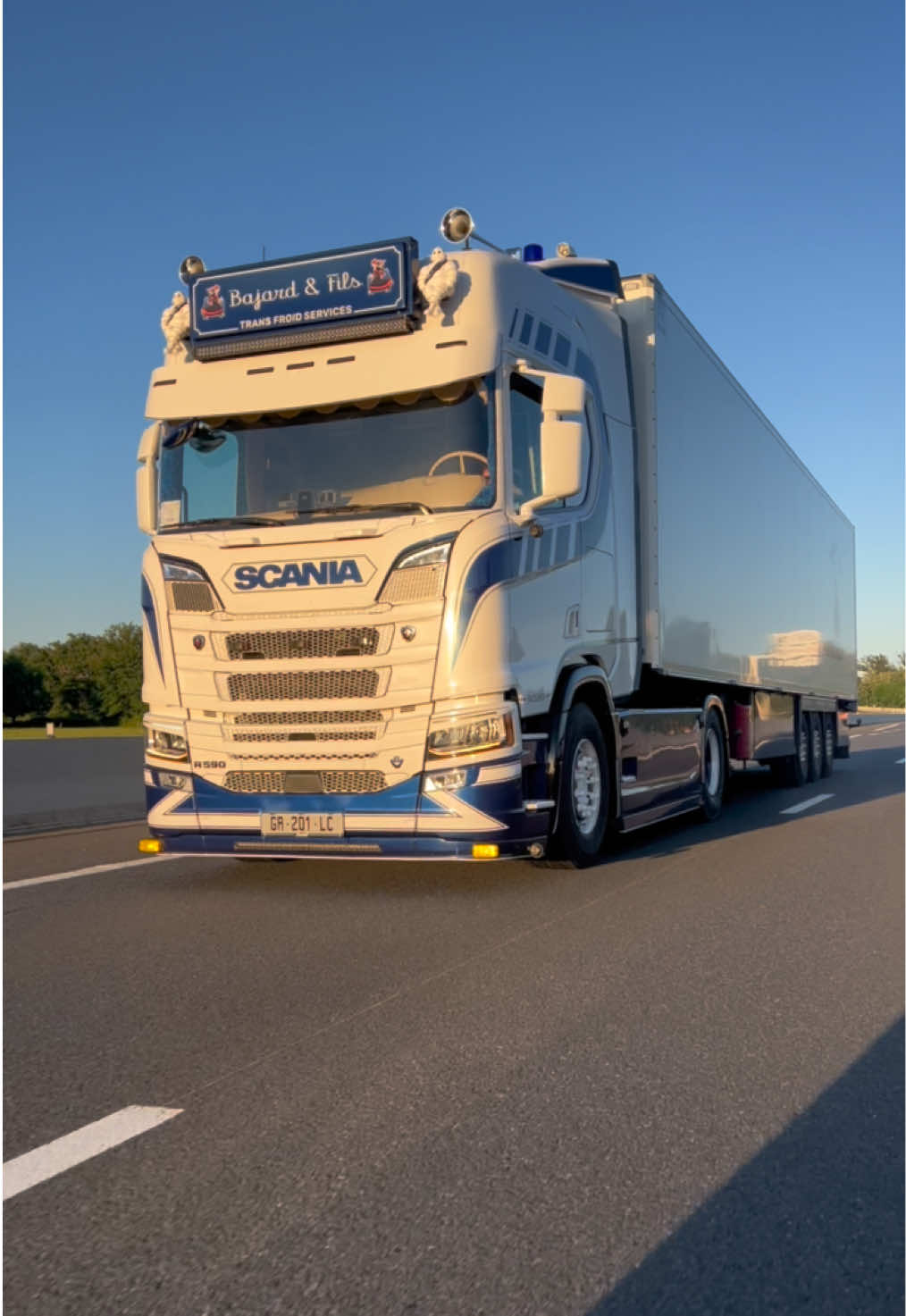 @Flavien Reviller 💙🤍#bajardetfils #scaniav8 #truckspotter #volant3branches 
