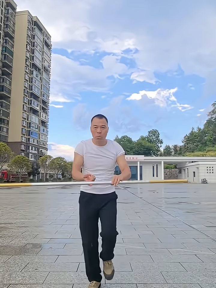 Nắng mưa, tôi học được cách thích cây gậy vàng Như Ý.