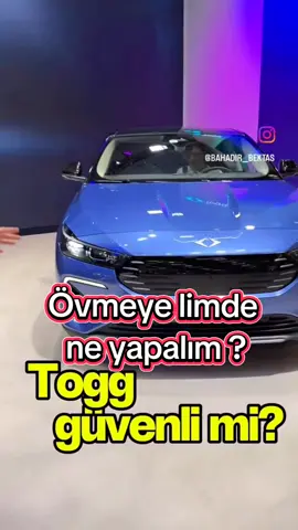 Togg Logo T10F Akıllı Mobilitenin Yeni Çağı T10F Kataloğunu İndir Akıllı & Bağlantılı Multimedya deneyiminde bir sonraki aşama 623 kilometreye varan menziliyle öne çıkan T10F, 0.24’lük bir sürtünme katsayısına sahip. Menzil (WLTP) 623 km Uzun menzil seçeneği ile Şarj (%20’den %80’e) 28 dakika 180 kW DC şarj soketiyle 0 – 100 km/s 7.5 saniye Arkadan itişli sürüş seçeneğiyle Maksimum Beygir Gücü 320 kW Çift Motor seçeneğiyle Uçtan Uca Ekran Deneyimi 12,3 inç dijital gösterge ekranı, 29 inçlik bilgi-eğlence ekranı ve 8 inçlik dokunmatik kumanda ekranı ile beraber 41,3 inçlik uçtan uca ekran deneyimi sizi bekliyor. Araç içi sosyal kamera, yüksek hızlı internet ve Wi-Fi hotspot, Snapdragon® işlemcili dijital kokpit teknolojisi ile yenilenen koltuk, direksiyon ve kapı kolu tasarım detayları bu iç mekan deneyimini tamamlıyor. Bağlantılı Ekosistem T10F’in bağlantılı teknolojileri sayesinde, Trumore uygulaması ya da dijital kart ile akıllı cihazınıza giriş yapabilir ve onu çalıştırabilirsiniz. Türkiye Renklerine İki Yeni Ton “Duygusal” Doğu ve “akılcı” Batı kültürünü bir araya getiren T10F, “Türkiye Renkleri”ni iki özgün renk ile çeşitlendiriyor. Siyah renk tavan seçeneği, yenilenen ön ızgara ve jant tasarımı da T10F’e modern ve sportif bir duruş kazandırıyor. Tasarım Hikayesi Dış Tasarım - Ön Yüz T10X modelimize kıyasla daha alçak bir şekilde konumlandırılan ön tasarım, aerodinamik verimliliği artırıyor. Bu sportif görünüm; yatay uzayan çizgilerle, farlar ve ön ızgara gibi kompakt hacimli detaylarla birleşerek güçlü bir duruş sağlıyor. Daha köşeli bir formda tasarlanan yeni gündüz farları (DRL), aracın kararlı görünümünü pekiştiriyor. Kalkan formundaki ön tasarım, merkezde yer alan Togg logosunu zarif biçimde çerçeveliyor. Dış kenarlardaki yatay çizgiler ise lale formunu çağrıştırıyor. Tasarım dili olarak iç mekana da yansıyan lale figürü, dış yüzdeki sportif hatlarla uyumlu olan koltuk tasarımına ilham verdi. İç Tasarım 3. Yaşam Alanı, İç tasarım, kullanıcılarımızın ihtiyaç ve beklentilerinden yola çıkarak ferah ve aydınlık bir alan oluşturmak için geliştirildi. T10F, bagaj, market alışverişi veya spor ekipmanları için geniş alan sunan 505 litrelik ferah bir bagaj hacmi sağlar. Hi-Fi Ses Deneyimi Yeni nesil Meridian Premium Ses Sistemi'nin T10F'e özel akustik düzeni ve teknolojisiyle, 12 noktadan gelen 470W gücünde Hi-Fi müzik deneyiminin keyfini yolculuklarınız boyunca çıkarabilirsiniz. Sürüm Özellikleri RWD Arkadan İtiş Tek Motor 160 kW 218 PS 0 - 100 km/s 7.5 Saniye Tork 350 Nm AWD 4 Tekerlekten Çekiş Çift Motor 320 kW 435 PS 0 - 100 km/s 4.1 Saniye Tork 700 Nm Gelişmiş Güvenlik T10F, yüksek güvenlik standartları göz önünde bulundurularak tasarlanmış ve üretilmiştir. Euro NCAP 5 Yıldızlı Derecelendirmeyi Hedefliyor Güvenlik konusundaki sarsılmaz bağlılığımızı somutlaştıran gelişmiş sürücü yardımı ve güvenlik özellikleri ile sınıfının en iyisini elde etmek. Entegre ADAS (Gelişmiş Sürücü Destek Sistemleri) Kazaları önlemeye yardımcı olmak, sürücü üzerindeki yükü azaltmak ve genel yol güvenliğini artırmak amacıyla araçlara entegre edilen güvenlik özellikleri. Üstün Denge Sistemi Titizlikle tasarlanmış ağırlık dağılımı ve daha düşük ağırlık merkezi ile geliştirilmiş elektronik stabilite sistemi. Gelişmiş Yüksek Dayanıklı Çelik Yolcu bölmesinin ve kritik bileşenlerin güvenliğini ve bütünlüğünü sağlamak için üretimde yaygın olarak kullanılır. 7 hava yastığı ile korunuyor T10F akıllı cihazlar, yolcu güvenliğini en üst düzeye çıkarmak için 7 hava yastığıyla donatılmıştır. Güvenlik & Şarj T10F’in gelişmiş güvenlik mimarisi ve sezgisel sürücü destek sistemleriyle, her viraja girdiğinizde içiniz rahat olur. Yüksek hızlı şarj özelliği; kesintisiz, güvenli ve hızlı bir şekilde harekete geçmek için her zaman hazır olmanızı sağlar. #Türkiye #togg #keşfet #arabavideoları #tesla 