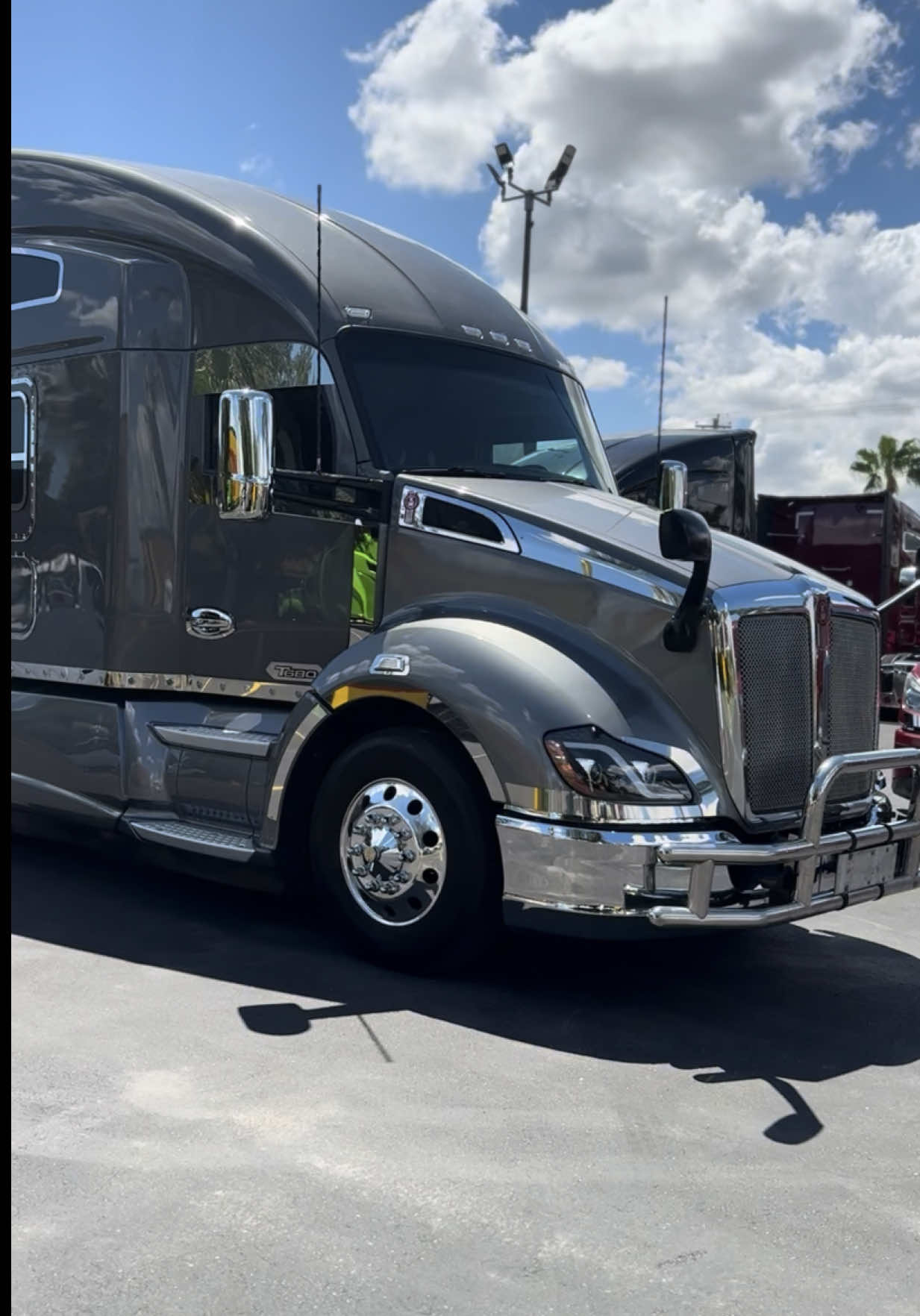 Check out this 2015 Kenworth with a MANUAL 18 speed Transmission 😎 Wont last long!  ☎️ Call today 956 661 8031  #bordertrucksales #semitruck #fy #fyp #fyppppppppppppppppppppppp 