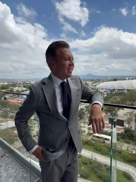 Después del Informe de Actividades de mi buen amigo Juan José Frangie, aproveché para supervisar el estado del Parque de las Niñas y los Niños, sitio recreativo que hoy en día es referente nacional por su infraestructura y diseño.  Es un gusto visitar este parque, porque demuestra el compromiso que desde hace 10 años tenemos con la ciudadanía, vamos a seguir trabajando en equipo, con visión a futuro y siempre #AlEstiloJalisco.
