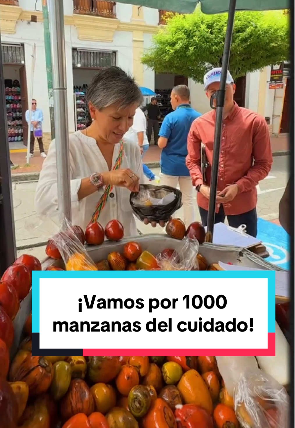 Amo el chontaduro, pero hay quienes no lo aprecían. Lo que sí sabemos es que con o sin chontaduro las mujeres necesitamos Manzanas del Cuidado que ayudaron a 600 mil mujeres a salir de la pobreza en Bogotá.💜💪 ¡Por eso en mi gobierno construiremos al menos una en cada municipio! Así lo explicamos en Buga. 👈