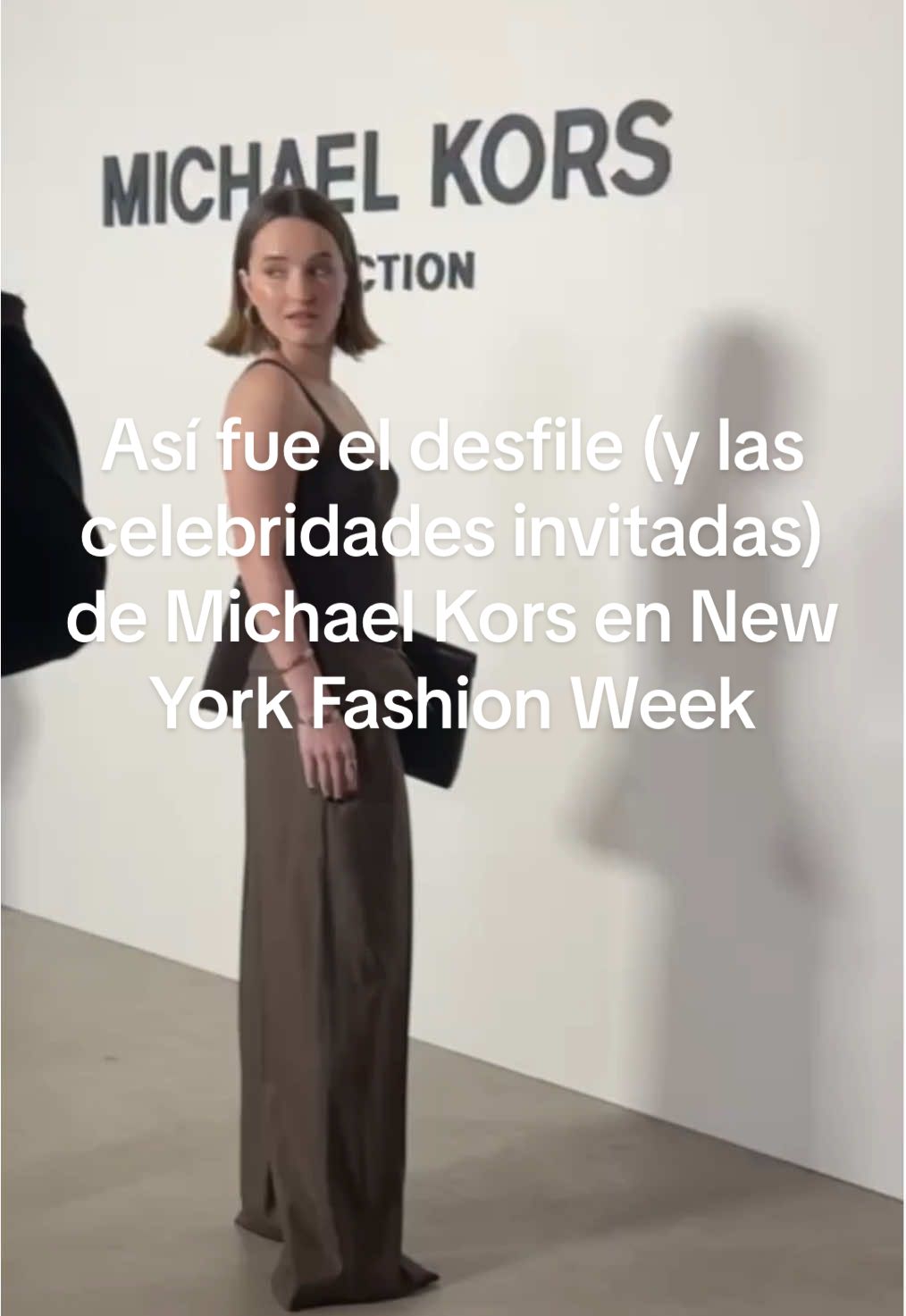 ¡Llegamos a Nueva York! #MichaelKors arranca el primer día de #NYFW. Su desfile de Primavera-Verano 2026 tuvo una gran afluencia de personalidades de la #moda y la #belleza: Gwyneth Paltrow, Leslie Bibb y Ariana DeBose ocuparon la primera fila, mientras que Anok Yai, Paloma Elsesser, Alex Consani y otras desfilaron por la pasarela. ¿Su propuesta? Camisetas de tirantes, pendientes con borlas y vestido fluidos. #fashion 