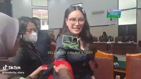 apapun yang dia hadapi  dia masih bisa tersenyum.. #nikitamirzanimawardi_17 #rezagladys #mail #viral #masukberanda 