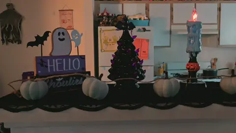 getting ready for the best time of the year...i need way more decorations though!!😌🧡🖤 #fall #halloween 