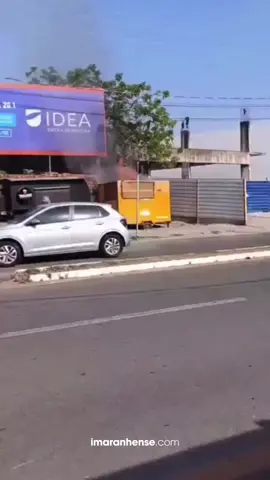 Na tarde desta quinta-feira (11), um trailer foi tomado pelas chamas no bairro Renascença, em São Luís, próximo ao Ceuma. O veículo estava fechado no momento do incêndio, sem ninguém dentro. As causas ainda são desconhecidas e não há registro de feridos. 🔔 Leia a matéria completa em imaranhense.com e siga @iMaranhense em todas as plataformas digitais. 🔎 hashtags: #imaranhense #incendio #saoluis #renascenca #maranhao  © Vídeo: Reprodução/Redes Sociais