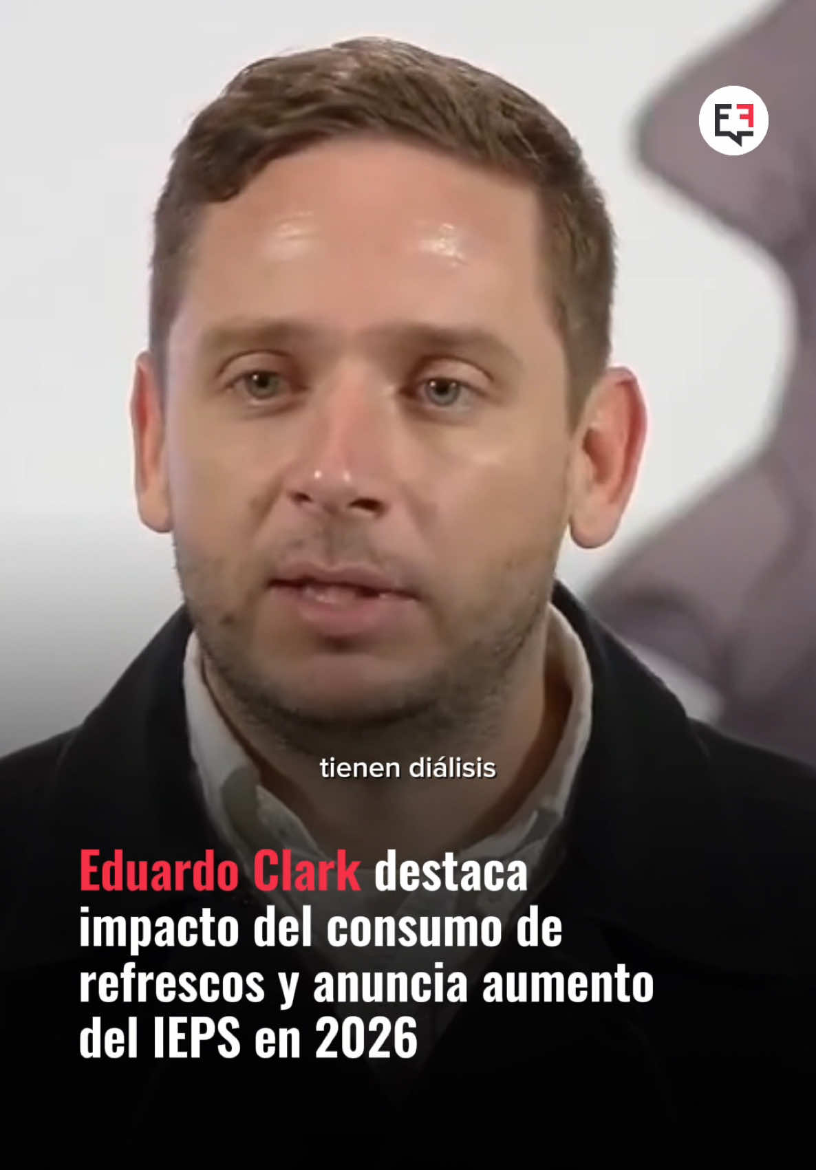 El subsecretario de Salud, Eduardo Clark, advirtió que el consumo de bebidas azucaradas está relacionado con obesidad, entre otras, por lo que insistió en la necesidad de implementar medidas saludables en el Paquete Económico 2026. Informó que en México se consumen 166 litros de refresco por persona al año y que se destinan cerca de 180 mil millones de pesos para atender sobrepeso y obesidad. Como parte de las acciones, para 2026 se elevará el IEPS a refrescos a 3.1 pesos por litro con el objetivo de reducir su consumo.  #ElFacto #ElFactonoticias #Noticias #EduardoClark #Refrescos 