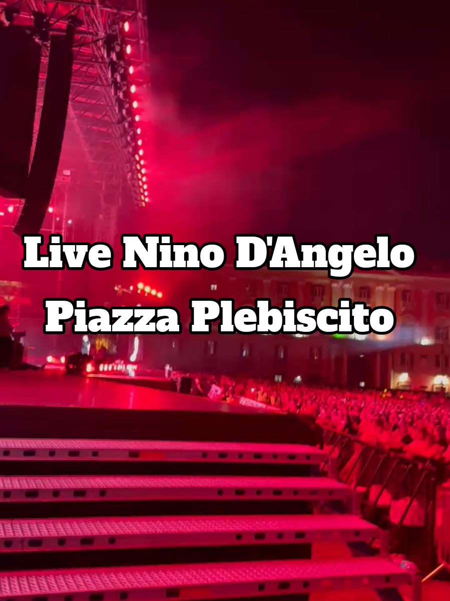 Lo spettacolo di Nino D'Angelo live da Piazza del Plebiscito. Il video in diretta del momento in cui Nino parla del successo del proprio film, che ha definito una vittoria del 