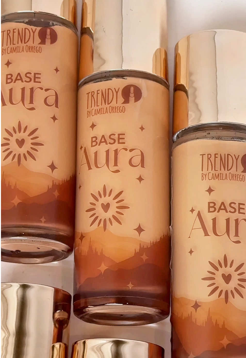 ¿Ya conocias nuestra Base Aura? 🙊🫶🏻 Déjanos tu testimonio y pregúntanos qué te gustaría saber sobre ella. 👀 #trendyshopmaquillaje #maquillajetrendyshop #base #maquillaje #baseaura 