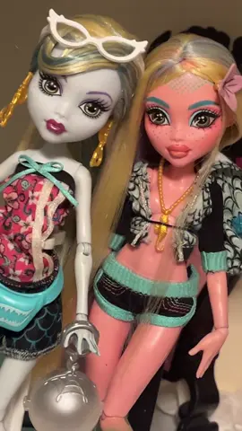 Swapping clothes #monsterhigh #dolls #monsterhighdolls #fyp #restyle 