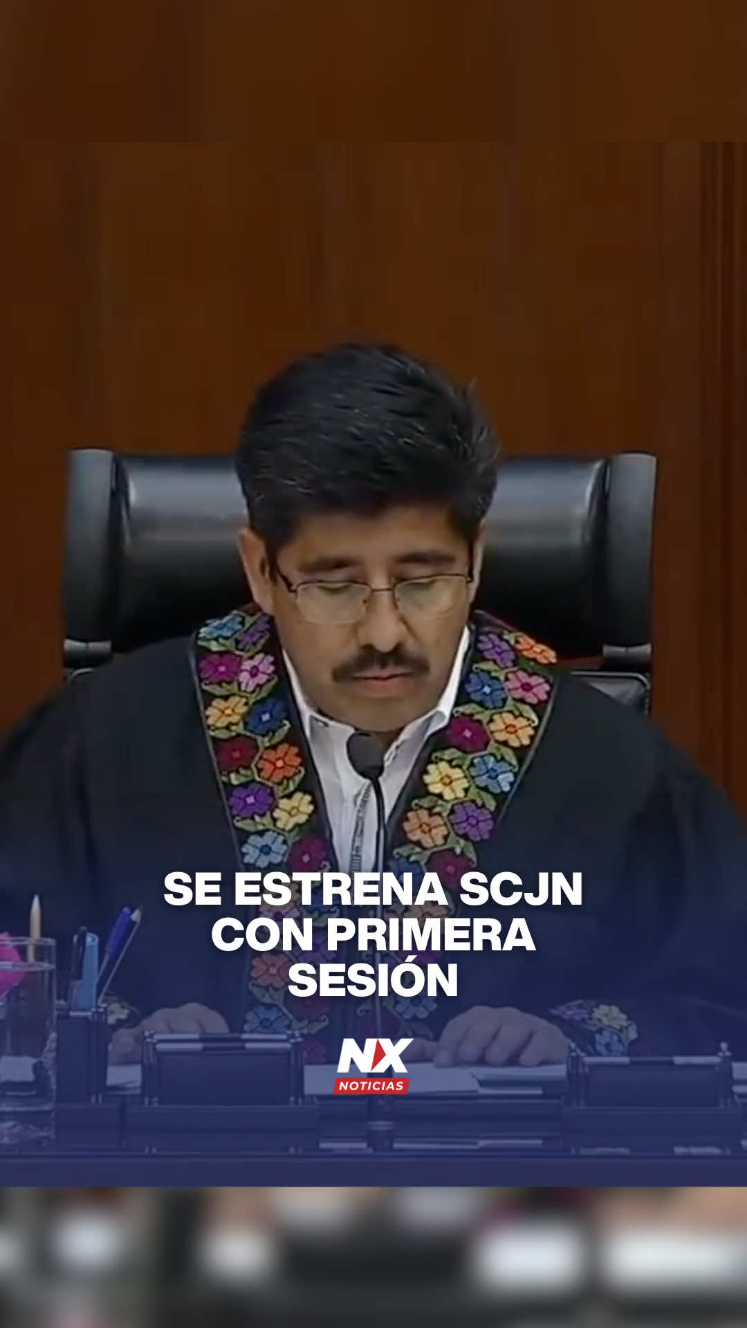 Se estrena SCJN con primera sesión Se realizó la primera sesión de la nueva Suprema Corte de Justicia de la Nación. El ministro presidente, Hugo Aguilar, comenzó leyendo un mensaje en mixteco, lo que reforzó el compromiso con los grupos excluidos. El primer recurso que se analizó fue una ponencia de la ministra Yasmín Esquivel, la cual declara inconstitucionales varios artículos de la ley de salud mental de Chihuahua, debido a que no se realizó una consulta previa a la aprobación. #scjn #chihuahua #mixteco #primerasesion 