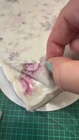 Papel de arroz sai, o desenho fica! CALDA • 80ml agua • 130g açúcar - Leve ao fogo e deixe ferver até dissolver todo o açúcar GELATINA: • 80ml agua (temperatura ambiente) • 25g gelatina sem sabor - Polvilhe a gelatina na agua e aguarde alguns minutos até gelificar.