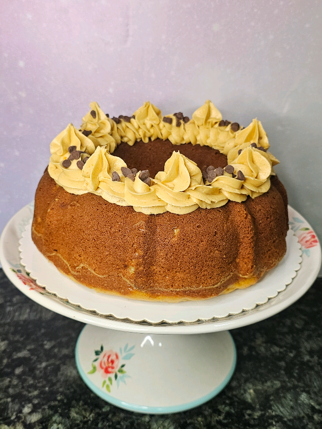 BUNDT CAKE DE MANZANA Y CARAMELO Molde Bundt cake de 20cm de diámetro  ►►INGREDIENTES ➜ 8 a 16 raciones  ►Masa: Harina de trigo (280gr) Aceite Girasol (140gr) Azúcar morena (280gr) Yogurt Natural (180gr) Huevos grandes (3) Manzanas picadas (250gr) Harina para las Manzanas (1 cda) Canela en polvo (2 cditas o 5,6gr) Vainilla (5gr) Polvo de hornear (2 cditas o 8,4gr) ►Crema de caramelo: Azúcar blanca (120gr) Agua (50gr) Mantequilla (60gr) Crema de leche (120gr) Vainilla negra (5ml) opcional ►Recomendaciones: 1. Pre calentar horno a 180°C 2. Harina de trigo no debe tener polvo de hornear añadido. 3. El yogurt natural sin azúcar, de preferencia griego. 4. Usa Manzanas verdes, peladas y sin semilla. 5. Hornea a 180°C por 40 minutos, todo dependerá de la potencia de tu horno. 6. Una vez que tengas el caramelo tapado con plástico film al ras espera 10 minutos y llévalo a refrigeración por 1 hora antes de batirlo para obtener una crema de caramelo. 7. Si no usas un molde tipo bundt cake puedes hornearlo en un molde redondo de 20cm de diámetro y 8 de alto. El tiempo de horneado ya no seria el mismo. Tienes que chequearlo. ✨Animate hacer esta receta y me lo cuentas ✨ #bundtcake #Receta #manzana 