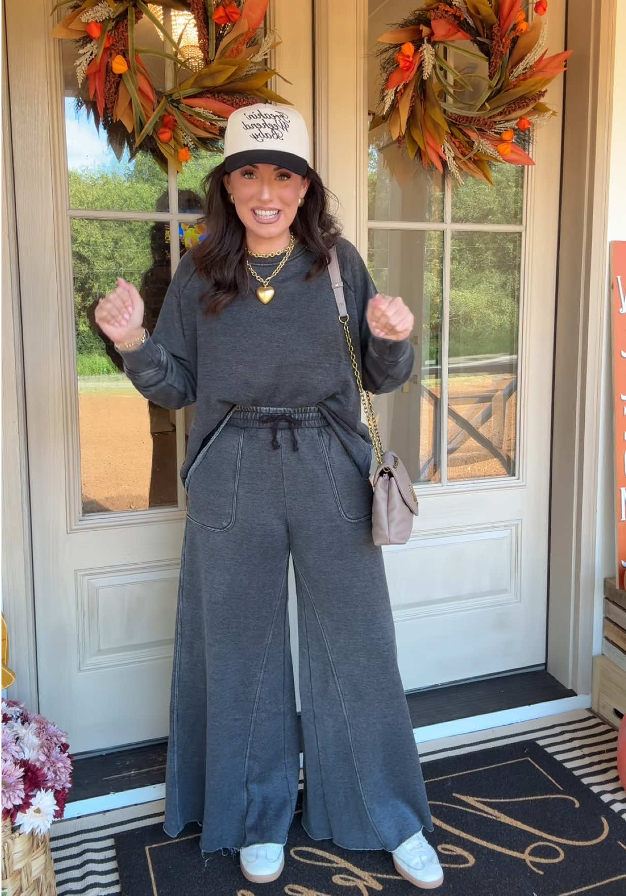 STOP. NOW. A matching set that I will absolutely have to purchase in every color now. It’s comfy, tall girl friendly, and wide leg so it’s a must. 👏🏻 I just know this one will be GONE quick when people start finding out about it. #matchingset #loungeset #twopieceset #widelegpants 