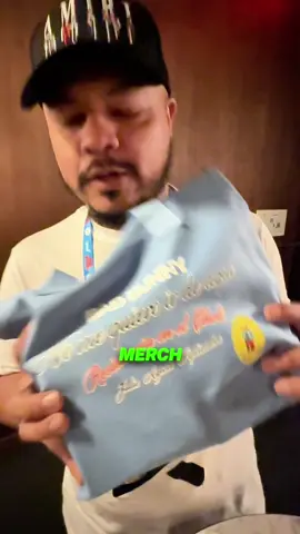 🎶🐰✨ Haciendo unboxing del merch exclusivo de Bad Bunny en Puerto Rico 🇵🇷🔥 “No me quiero ir de aquí” 💙👕 Cada detalle es un recuerdo del concierto que fue pura historia y emoción. ¿Quién más logró conseguir el suyo? 👀🙌 #BadBunny #Unboxing #PuertoRico #NoMeQuieroIrDeAquí