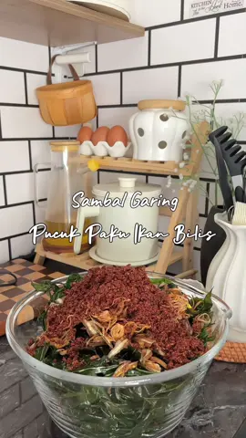 Sambal Garing Pucuk Ubi Ikan Bilis 😋 Makan dengan nasi kosong, bubur atau sup-sup memang sedap. Kadang ratah camtu je tak sedar dah separuh balang😂 Yang biasa beli, lepas ni boleh buat sendiri je Sambal Garing Pucuk Ubi Ikan Bilis☺️ #sambalbilis #resepi #resepitiktok #resepisimple #cooking 