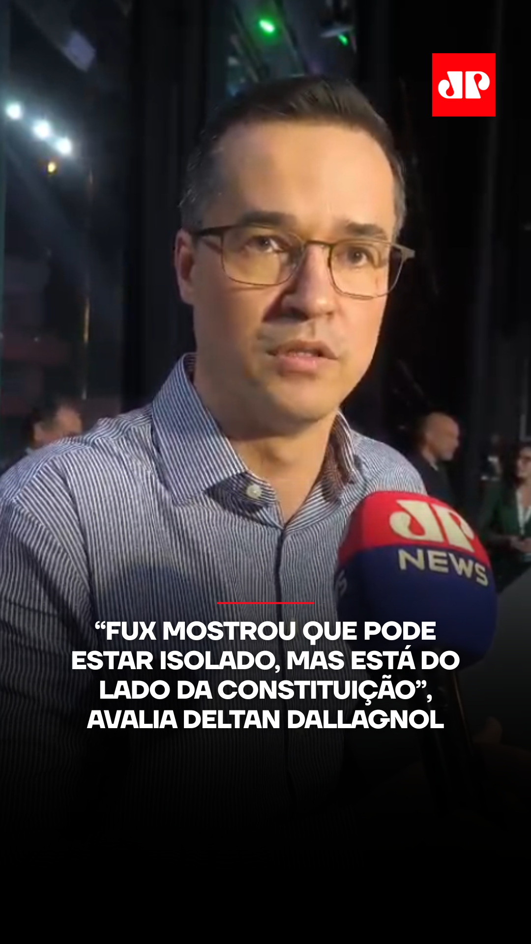 O ex-deputado Deltan Dallagnol comentou a condenação do ex-presidente Jair Bolsonaro por tentativa de golpe de Estado. Ele elogiou o ministro Luiz Fux, único a votar contra, afirmando que, mesmo isolado, estava “do lado da Constituição e da lei”, ao apontar que o Supremo Tribunal Federal não teria competência para julgar o caso. Dallagnol criticou os demais ministros que formaram a maioria, alegando que atuaram por “vontades pessoais”, e concluiu que Bolsonaro estaria “pagando o preço por ser o símbolo da direita no Brasil”. 📺 Confira na JP News e Panflix #Politica #JovemPanNews #DeltanDallagnol #Bolsonaro #STF