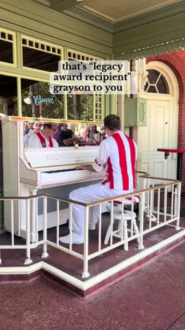 i finally got to see the sweetest human ever absolutely KILL it on the keys today! moments like this are what makes the parks so special🥹 #disney #disneyworld #dcp #disneycollegeprogram #legacyawards 
