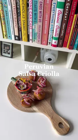 Recipe ⬇️🇵🇪 2 red onions - very thinly sliced 1 to 2 ají peppers - very thinly sliced 8 ounces tomatoes - sliced  3-4 limes  1 cup cilantro - chopped 1-2 tbsp vinegar  Salt and pepper Soak the sliced onions in an ice bath for 30 minutes #peru #salsacriolla #comidaperuana #latinacontentcreator #peru🇵🇪 