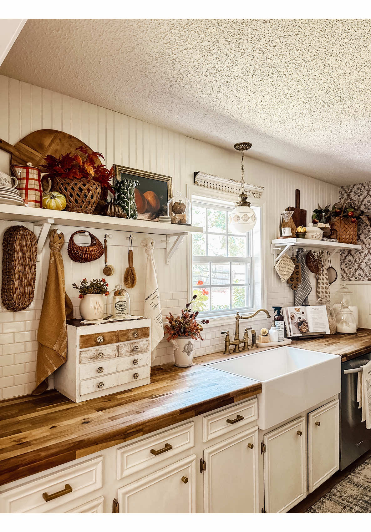 Country farmhouse fall kitchen decor #falldealsforyou #fallaesthetic #falldecor #kitchen 