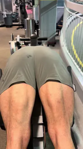 If you’re not hitting your legs twice a week, then what the hell are you doingggg?? #fyp #legs #peachy #brosplit #strong 