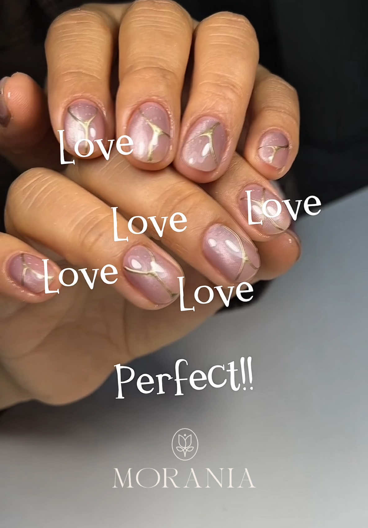 💅✨ Cuando tus uñas son un 𝐘𝐄𝐒, 𝐘𝐄𝐒, 𝐘𝐄𝐒… 𝐏𝐄𝐑𝐅𝐄𝐂𝐓 😍🔥 Efecto ojo de gato + trazos abstractos 🎨 Un diseño que roba miradas ✨#ruber #manicure #miraflores #nailsinspo 