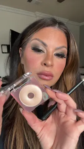 Glazed ✨ this highlighter has been my go-to for months now. What others should I try?! #highlight #makeup #makeuptutorial 