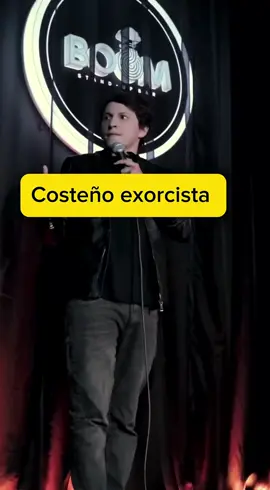 COSTEÑO EXORCISTA Paisa poseída en show #parati #humor #standup #latam #viral 