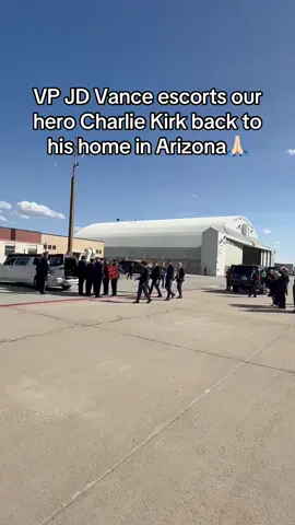 A hero’s welcome🙏🏻 #charliekirk #jdvance