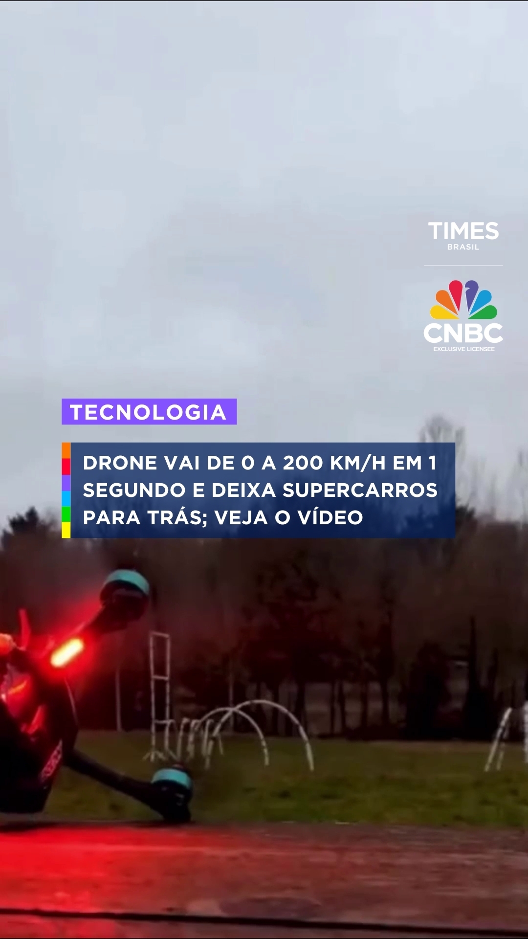 Um drone de apenas 490 gramas alcançou quase 380 km/h e já conquistou o Guinness como o mais rápido do mundo. O feito é de Ryan Lademann, engenheiro que começou o projeto em 2016 como um desafio pessoal. Para atingir a marca, foram necessários seis protótipos e anos de ajustes. A estrutura do XLR V3 é artesanal, feita peça por peça, sem kits à venda e praticamente impossível de reparar. Uma criação que demostra o quão rápido as tecnologias estão evoluindo. 📌 ONDE ASSISTIR AO MAIOR CANAL DE NEGÓCIOS DO MUNDO NO BRASIL: 🔷 Canal 562 ClaroTV+ | Canal 562 Sky | Canal 592 Vivo | Canal 187 Oi | Operadoras regionais 🔷 TV SINAL ABERTO: parabólicas canal 562 🔷 ONLINE: www.timesbrasil.com.br | YouTube 🔷 FAST Channels: Samsung TV Plus, LG Channels, TCL Channels, Pluto TV, Roku, Soul TV, Zapping | Novos Streaming #inovação #negócios #tecnologia #mercado
