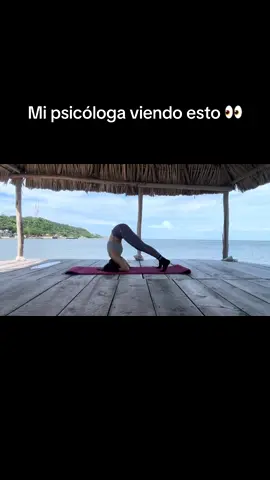 #Handstand  #MiTerapia #FitnessHumor #GymTok #B&BFit