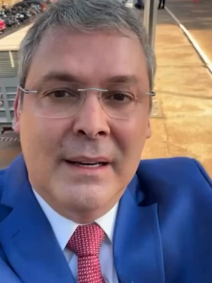 O líder do Partido dos Trabalhadores na Câmara dos Deputados, Lindbergh Farias (PT-RJ), usou as redes sociais para comemorar a decisão da Primeira Turma do Supremo Tribunal Federal (STF) de condenar o ex-presidente Jair Bolsonaro (PL) e outros 7 réus na ação que julga a trama golpista. “Confesso a vocês que estou emocionado. Finalmente Jair Bolsonaro e os militares que comandaram essa trama golpista estão condenados. Um voto histórico da ministra Cármen Lúcia, um dia completamente diferente de ontem, daquele voto absurdo do ministro Fux”, declarou o deputado. Lindbergh destacou, ainda, que “em um dia como o de hoje, não dá para não lembrar dos mortos pela ditadura militar”. E citou: “segundo a Comissão Nacional da Verdade, 434 brasileiros mortos, 1.918 brasileiros torturados. Eu queria, neste momento, homenagear a família de Rubens Paiva, a família de Zuzu Angel, do jornalista Vladimir Herzog. Homenagear Dilma Roussef, que foi brutalmente torturada”. O líder do PT na Câmara também parabenizou a resistência do STF e, em especial, do ministro Alexandre de Moraes, relator do caso, citando que o julgamento sofreu, inclusive, tentativa de interferência dos Estados Unidos (EUA).