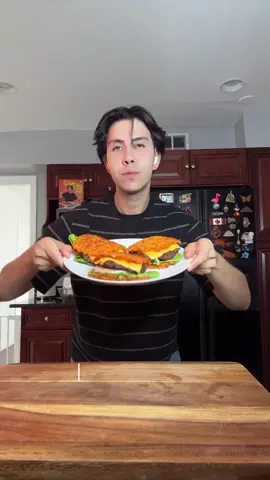 Carrot Bun Burgers! 🥕🧀 Recipe by @benjixavier below👇 Makes 4 servings: Bun: 🥕 3 large carrots 🥚 2 eggs 🧀 3/4 cup reduced-fat cheddar cheese 🧂 1/2 tsp black pepper Burger: 🥩 1 lb 93% lean ground beef (makes 5 patties, but I only used 4) 🥚 1 egg 🥄 1 tbsp Worcestershire sauce 🧄 1 tsp garlic powder 🧅 1 tsp onion powder 🥣 1 tsp chicken bouillon 🧂 1/2 tsp black pepper Burger Sauce: 🥄 3 tbsp light mayo 🍅 2 tbsp sugar-free ketchup 🥄 1 tbsp Worcestershire sauce 🧄 1/2 tsp garlic powder 🧅 1/2 tsp onion powder High in protein 💪, lower in carbs, and SO juicy! Perfect for a tasty meal without the blood sugar spike. Macros: Per serving (1 burger with bun, sauce, and toppings) • Calories: 380 kcal • Protein: 38 g • Carbs: 14 g • Fat: 19 g #ketogeniccom #ketodiet #healthylifestyle #ketoforbeginners #ketoburger