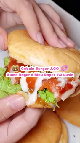 Siapa yang belum tau kalo di J.Co ada menu donat burger? unik banget ga sii burger tapi rotinya pake donatt!! Dan kalian bisa dapetin ini 1/2 lusin cuma 9ribu aja pake promo dari @thinkyup.id , caranya udah aku jelasin di video yaaa.... #mukbang #jco #jcojclub #eating #promojco 