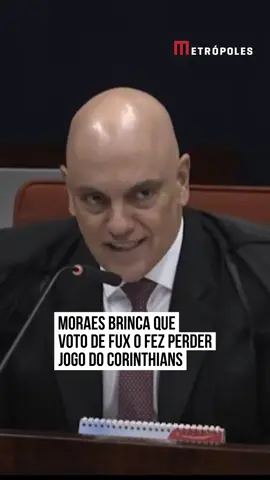 O ministro Alexandre de #Moraes, do Supremo Tribunal Federal (STF), alfinetou de maneira bem humorada o colega Luiz Fux, e disse que a extensa explanação do ministro ao votar no julgamento do ex-presidente Jair Bolsonaro (PL) e outros sete réus o fez perder o jogo entre Corinthians e Athletico Paranaense. A declaração aconteceu nesta quinta-feira (11/9), após a confirmação da condenação do ex-presidente e de outros réus. #tiktoknotícias 📹 TV Justiça