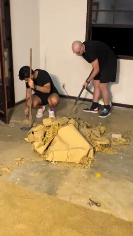 Que luta tirar esses carpetes hein? Mais que alívio ao final… A nossa CASA ABANDONADA, depois de estar fechada por 15 anos vamos mostrar todos os detalhes de cada ambiente que aqui encontramos. E fiquem ligados que vamos mostrar TUDO de toda a REFORMA do jeitinho que a gente gosta, cheia perrengue em desafios…. Hahahhaa … fiquem aqui com o DÉCIMO PRIMEIRO vídeo de nossa nova aventura!!!  #casaabandonada #reforma #obra 