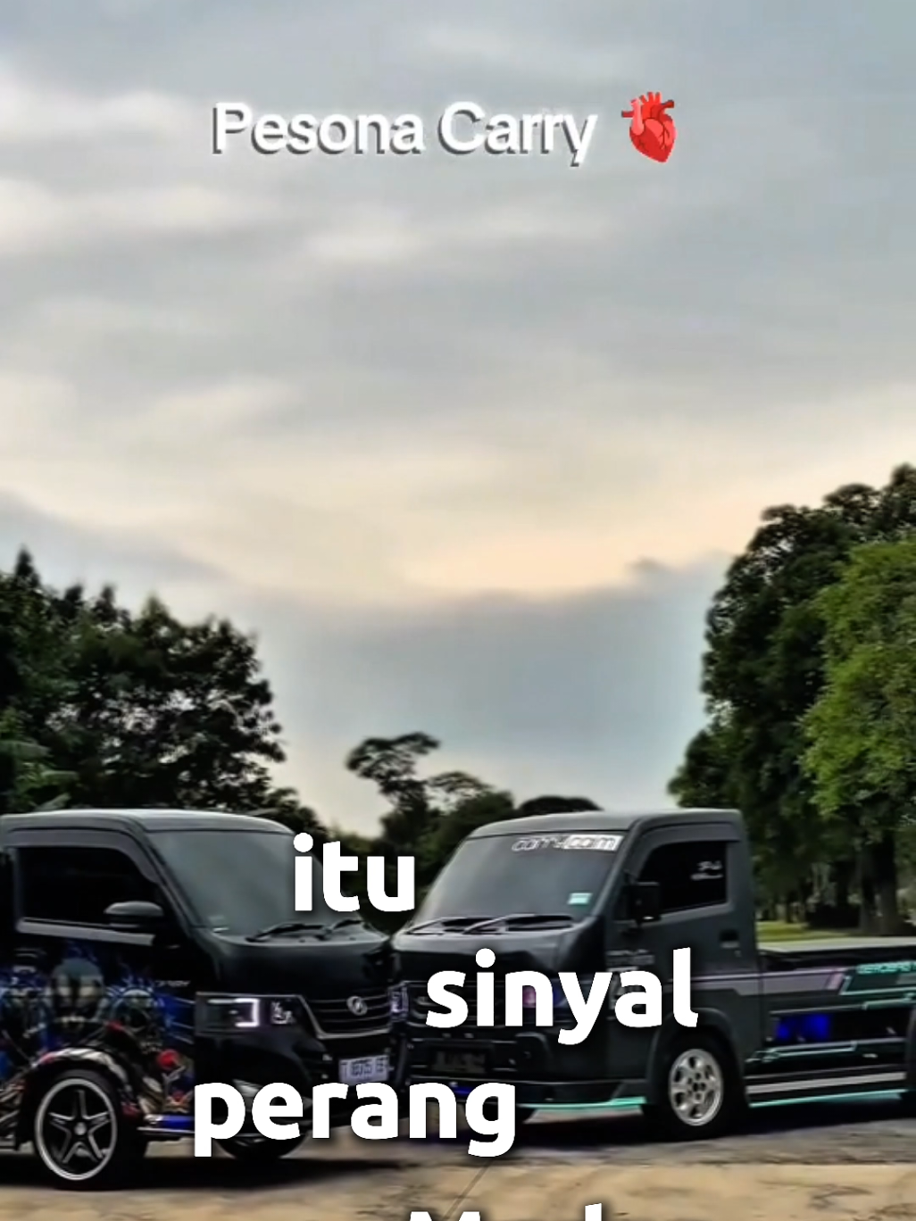 Inilah mobil legendaris… Carry Pick Up. Mobil yang udah kaya Avenger, selalu siap nyelametin warung sembako dari krisis logistik. Desainnya? Simple. Elegan. Minimalis. Bahkan terlalu minimalis sampe kadang penumpang ngerasa duduk di kursi plastik Indomaret yang dipasangin roda. Mesinnya? Jangan salah… katanya 1.500 cc, tapi rasanya kadang kayak 150 cc. Nanjak? Bisa kok… asal penumpangnya turun dulu semua. Irit? Jelas. Irit tenaga, irit kenyamanan, tapi boros kenangan. Karena tiap liat Carry, pasti kebayang masa kecil ikut bokap ke pasar jam 4 pagi. Pokoknya, ini bukan sekadar mobil. Ini adalah budaya. Simbol. Bukti nyata kalau Indonesia nggak butuh Lamborghini, karena Carry Pick Up bisa ngangkut 1 ton durian plus 5 orang di kabin tanpa pusing sama polisi tidur. Carry Pick Up: mobil sejuta umat, sejuta barang, sejuta alasan buat tetep dipake sampe kiamat.