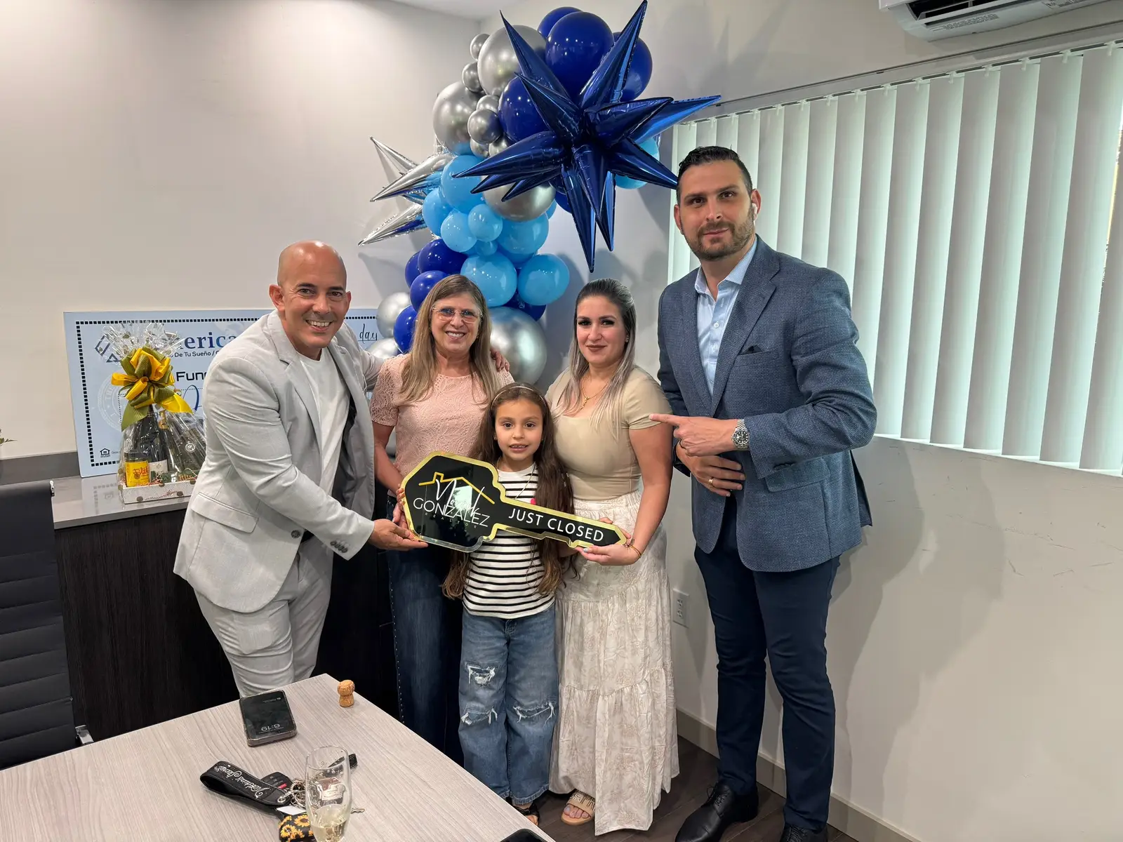 Gracias familia por la oportunidad de ayudarlos , sueño cumplido , @sisto realtor otra familia más a la que ayudamos que pase la siguiente #norielgonzalezrealtor #parati #ayuda #fy #casapropia 