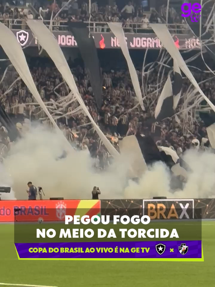 Durante a festa do Botafogo na entrada de campo, alguns papéis e adereços da torcida pegaram fogo com o show do lança chamas perto da beira do gramado. Nas imagens, é possível ver torcedores apagando os pequenos focos de incêndios na arquibancada do Nilton Santos. ▶️ Assista a Botafogo x Vasco, pelas quartas de final da Copa do Brasil, AO VIVO DE GRAÇA E COM IMAGENS NA GE TV! #getv #botafogo #vasco #copadobrasil #futebol #CopaDoBrasilNaGETV