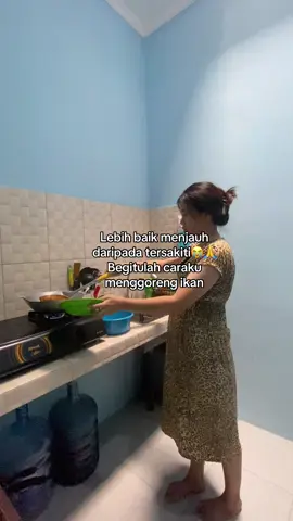 Goreng ikan maju mundur😩🙏 #iburumahtangga #adayinmylife #kontrakanbaru #dapurminimalis #gorengikan 