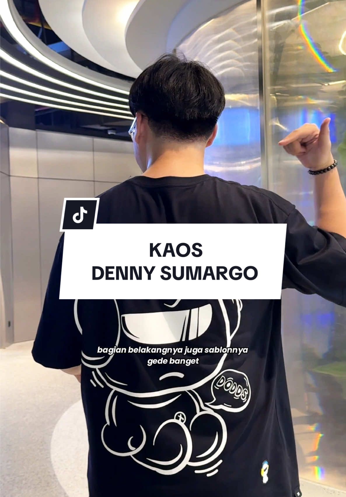 Izin om @DENNY SUMARGO kita review kaosnya. #fyp #TikTokFashion #kaosoversize #kaoscowok 