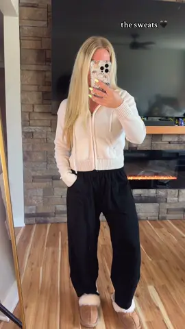 the perfect fit, im obsesseddddd 🖤🖤🖤 #sweatpants #cozy #OOTD #loungewear #fashion @Uaneo 